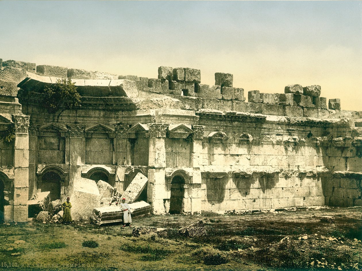 En del af indhegningen af Jupitertemplet, Baalbek, ca. 1880-1900 (fotokrom) af Swiss Photographer