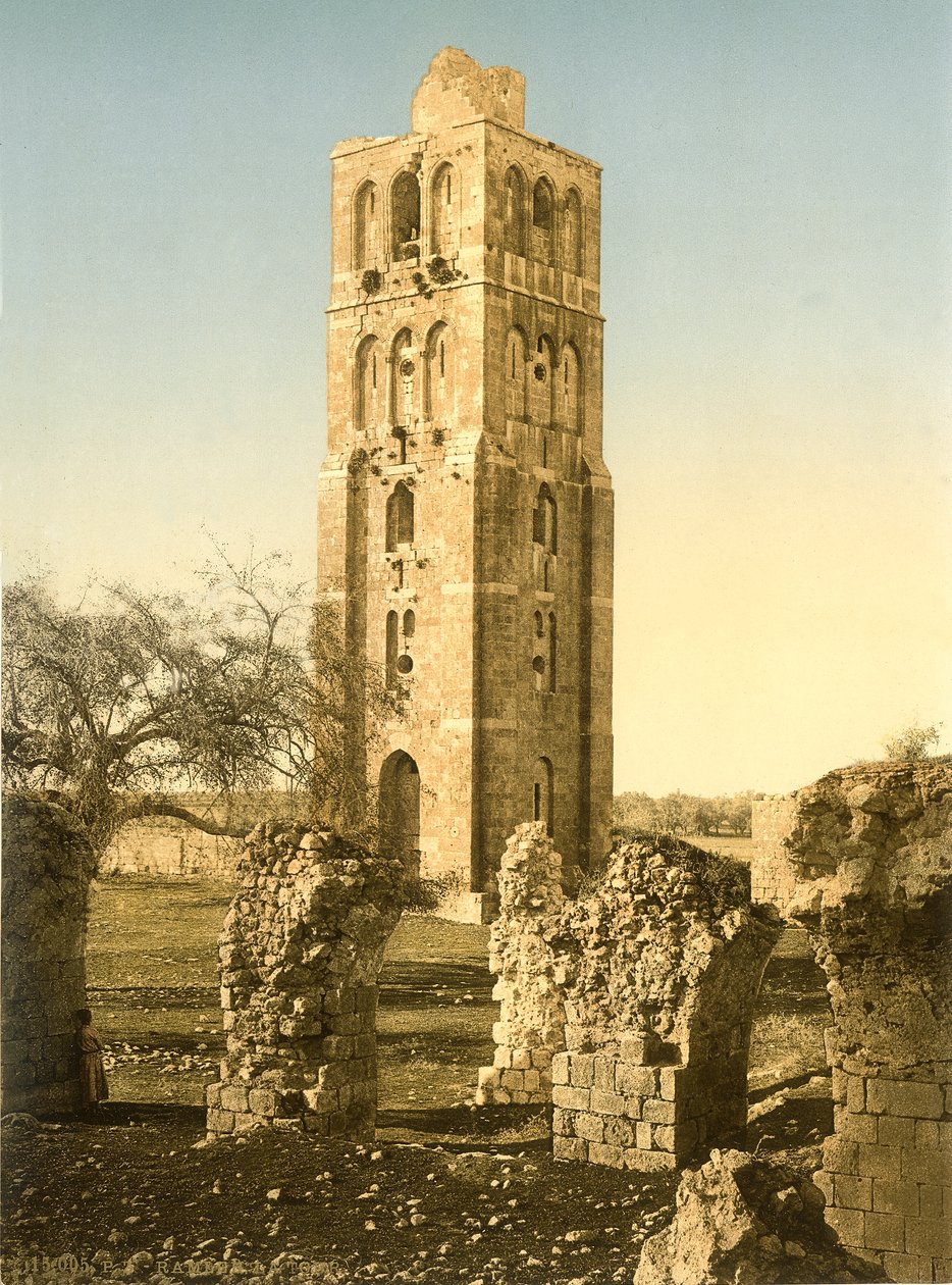 Ramleh-moskeens tårn med ruinerede hvælvinger i forgrunden, ca. 1880-1900 (fotokrom) af Swiss Photographer