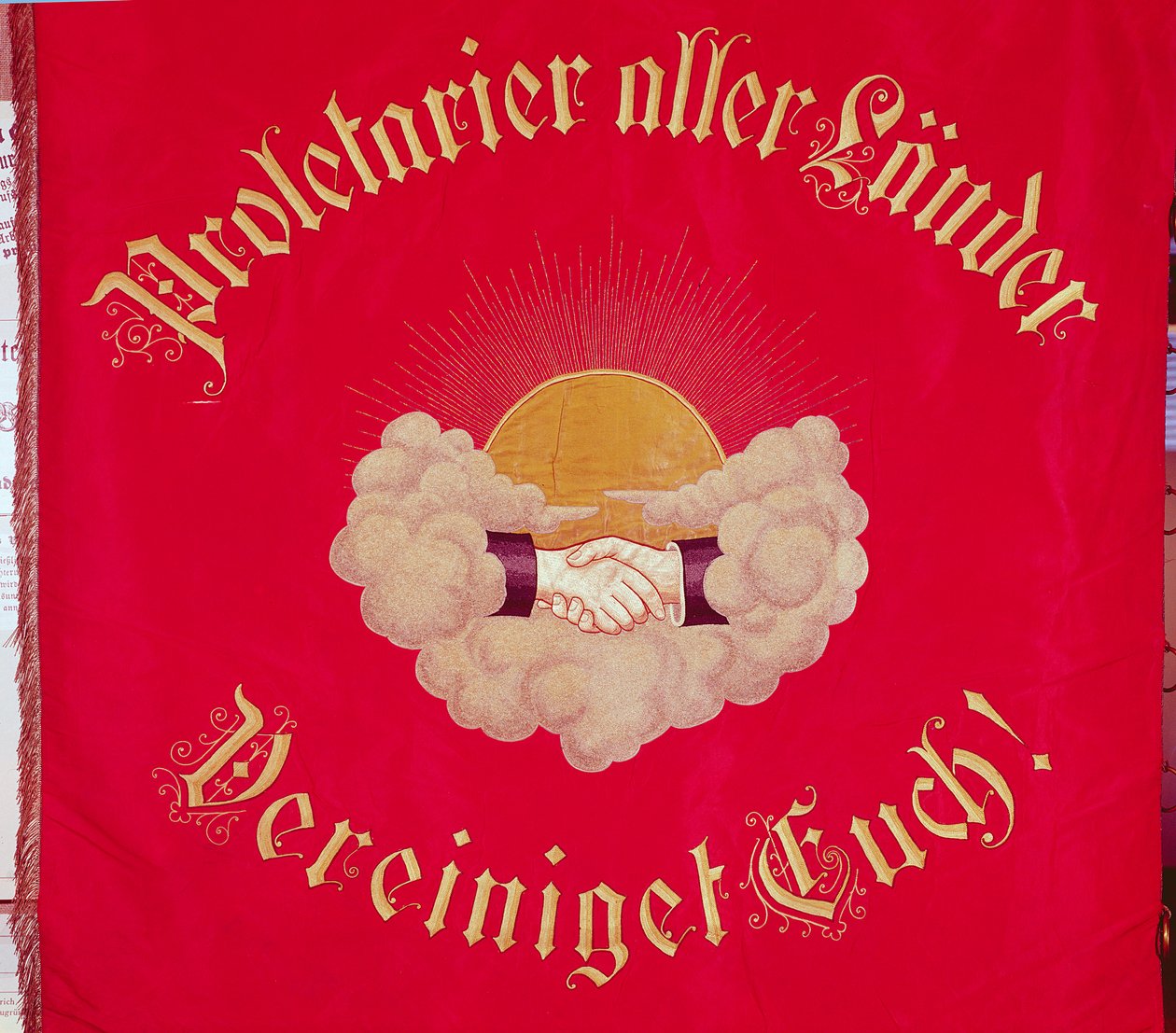 Proletarer i hvert land forenes, fagforeningsbanner (broderet tekstil) af Swiss School