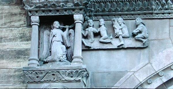 De døde, der forlader deres grave, mens en engel blæser i en trompet, detalje fra St. Gallus-døråbningen på den nordlige veranda (sten) (detaljer fra 181706) af Swiss School