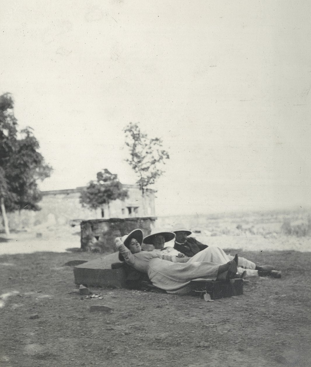 Lilah Wingfield, Judy Smith og Major Gosling hviler efter en dag med sightseeing ved Fatehpur Sikri, januar 1912 (bw foto) af Sylvia Brooke