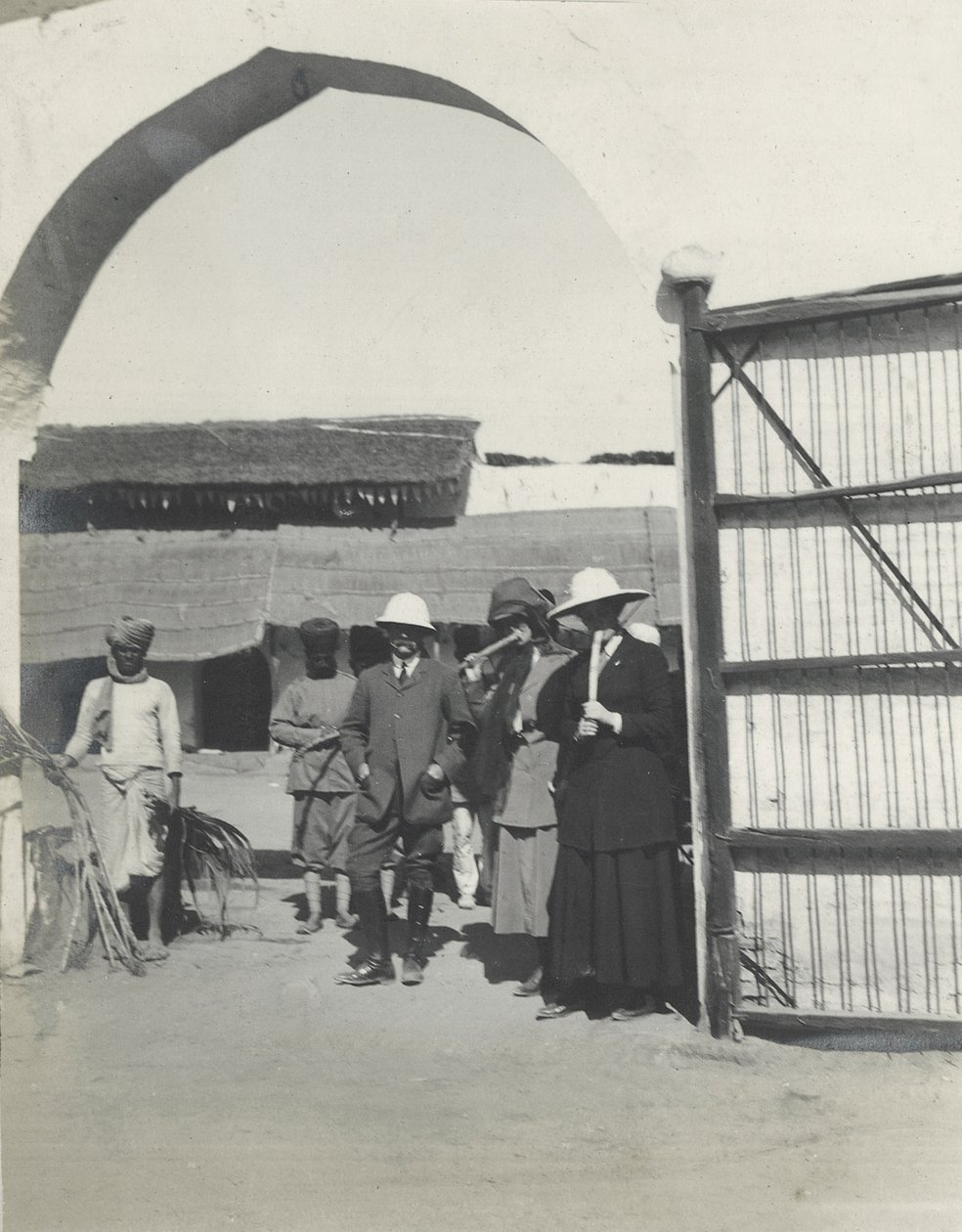 Major Gosling, Judy Smith og Lilah Wingfield ryger sukkerrør på en politistation nær Fatehpur Sikri, januar 1912 af Sylvia Brooke