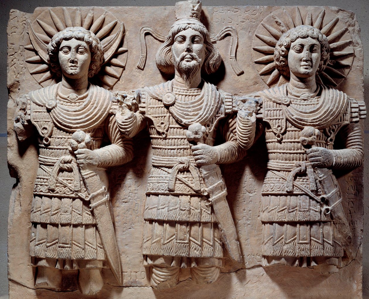 Palmyreisk triade: Baalshamin, himlens herre mellem måneguden og solguden. Lavrelief i kalksten fra 1. århundrede. Fra Palmyra, Syrien. Søn 0,6x0,72 m Paris, museum du Louvre af Syrian
