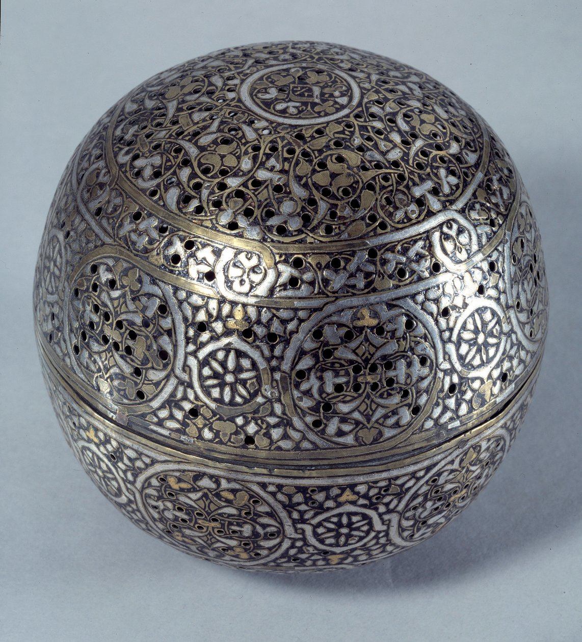 Orientalsk kunst: Frule-parfume (brænd-parfume) eller håndvarmer (håndvarmer) fra Syrien, slutningen af det 15., begyndelsen af det 16. århundrede. Kobberlegering hamret med gravdekor, gennemboringer, indlagt med guld, sølv og sort pasta. Paris, Musée du L af Syrian School