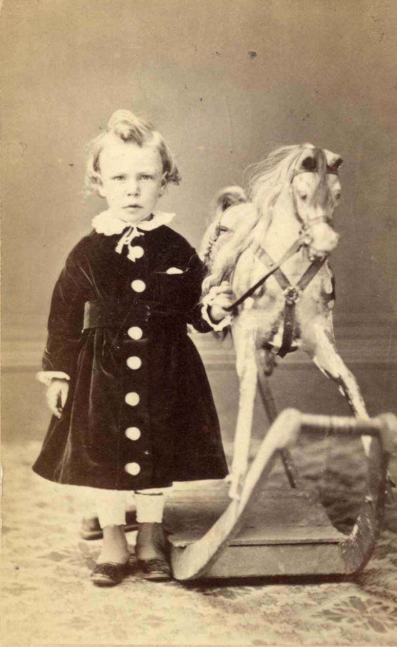 Ung pige stående ved en gyngehest, 1870