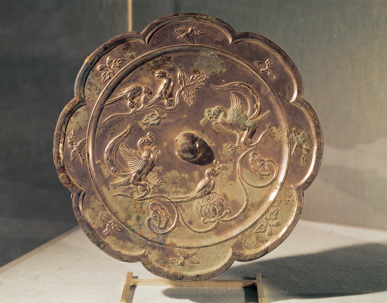Spejl, dekoreret med to Fenghuang (bronze) af Tang Dynasty Chinese School