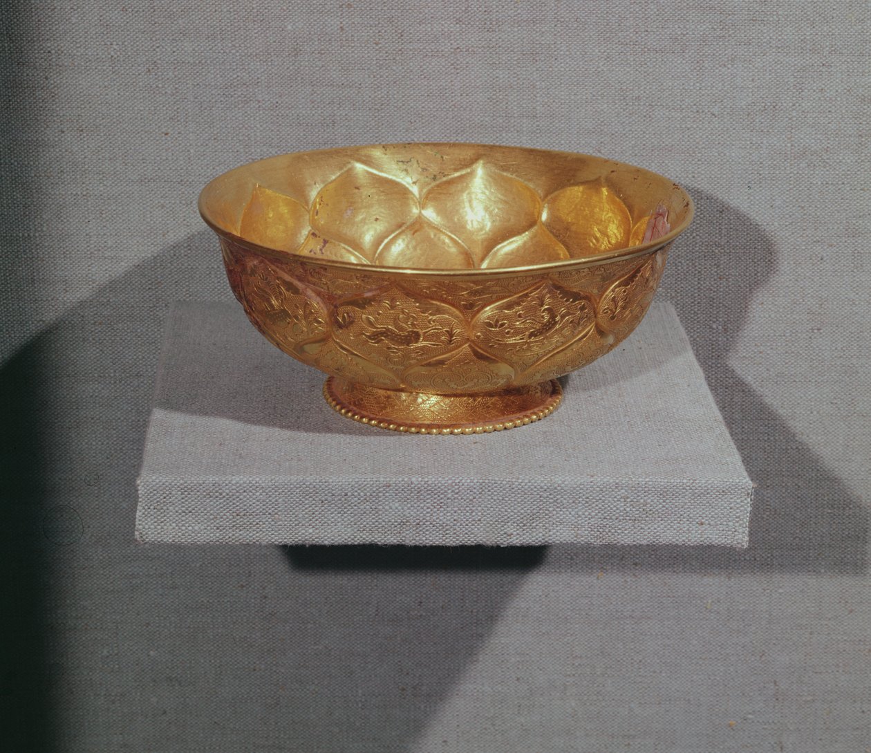 Skål dekoreret med prægede lotusblade (guld) af Tang Dynasty Chinese School