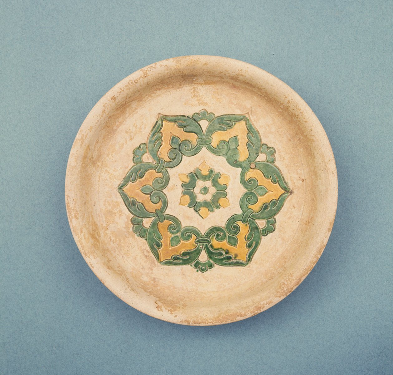 Kinesisk tilbudsfad, med indskårne linjer for at forhindre, at farven løber, Tang-dynastiet, 618-906 (lertøj) af Tang Dynasty Chinese School