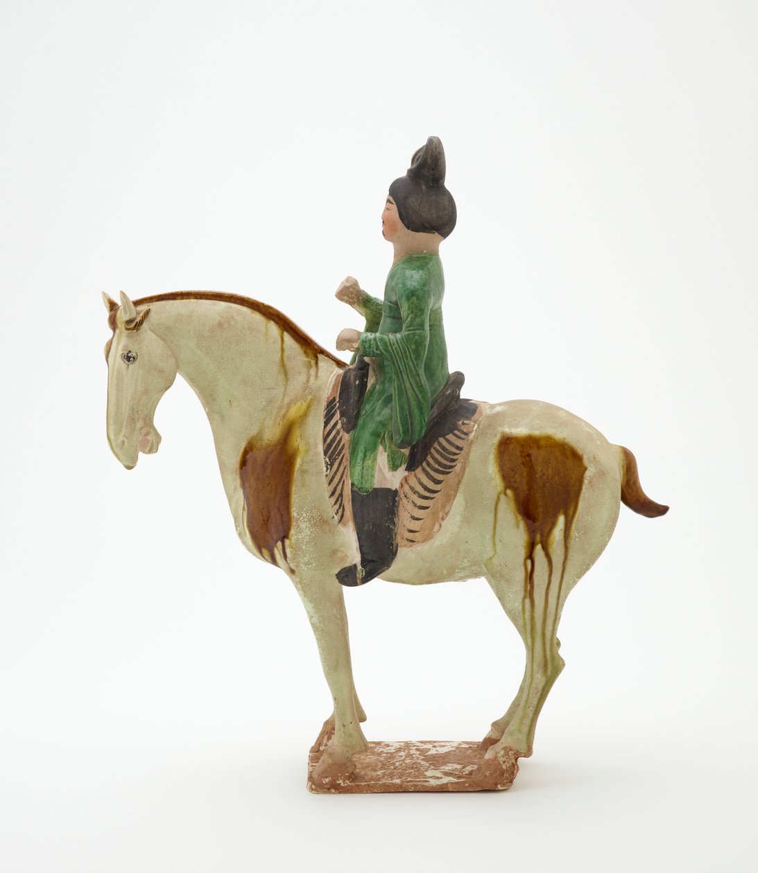 Mand til hest, Tang-dynastiet, ca. 700-750 (lertøj med bly-silikatglasurer og malede detaljer) af Tang Dynasty Chinese School
