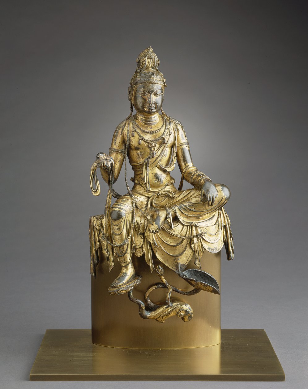 Siddende bodhisattva Avalokitesvara, 8. århundrede (bronze med forgyldning) af Tang Dynasty Chinese School