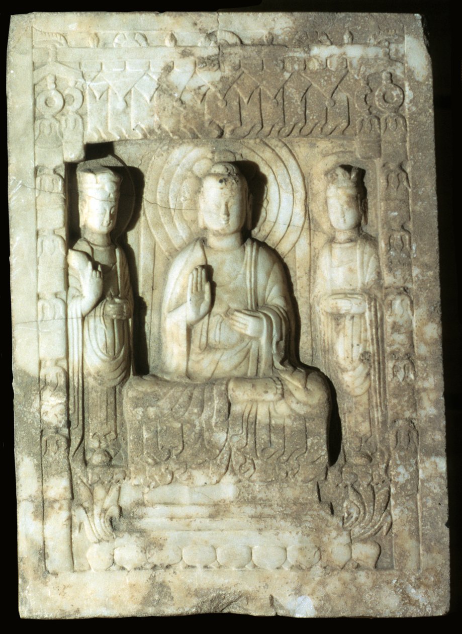Stele, der repræsenterer Buddha omgivet af sine to ledsagere, 618-907 (kalksten) af Tang Dynasty Chinese School