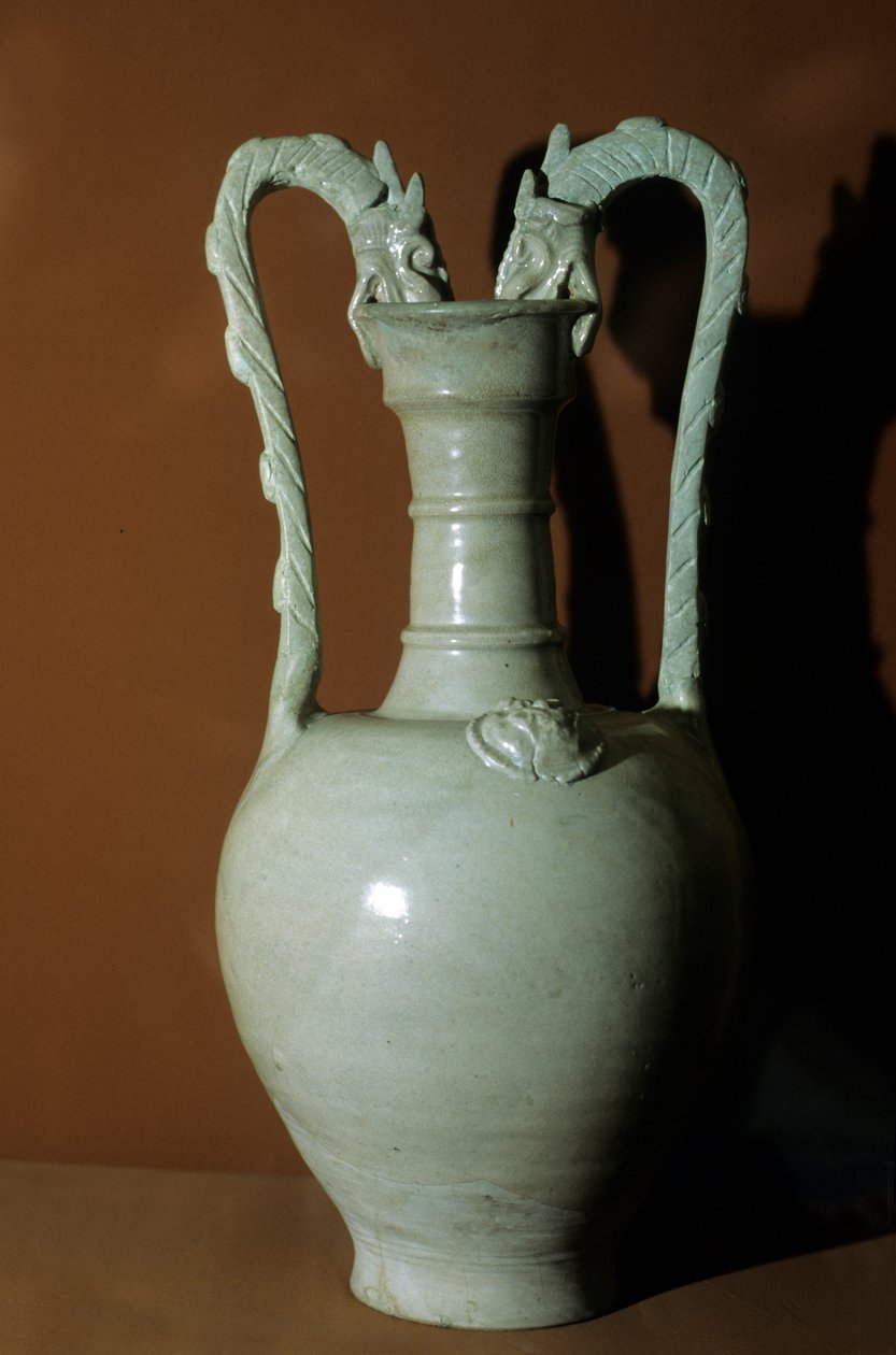 Vase med hvid glasur, dobbelte dragehåndtag, dekoreret med blomster i relief på maven, 618-907 af Tang Dynasty Chinese School