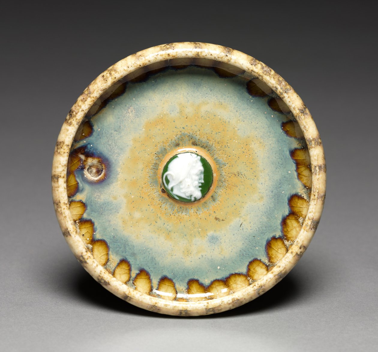 Fad med hvid og grøn kameo, ca. 1895 (stentøj og porcelæn) af Taxile Maximin Doat