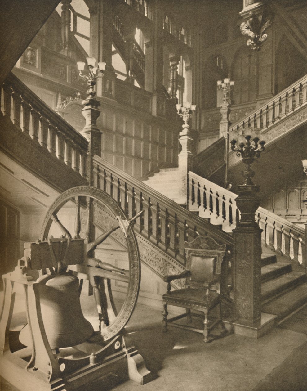 Storslået trappe af Grocers Hall og den store flamske klokke ved navn Martin, c1935. af Taylor