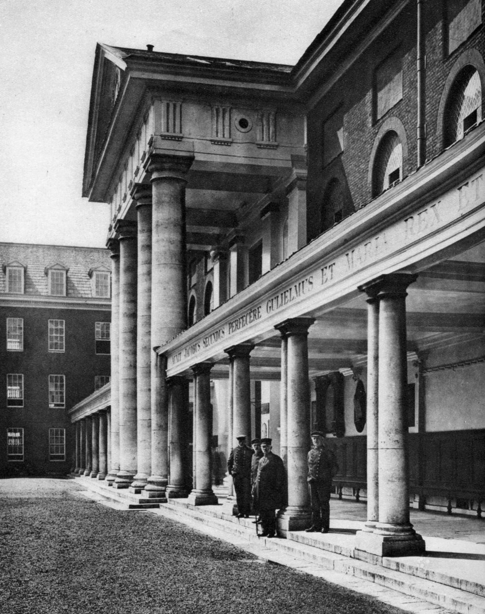 Pensionister i den store firkant af Chelsea Royal Hospital, London, 1926-1927. af Taylor