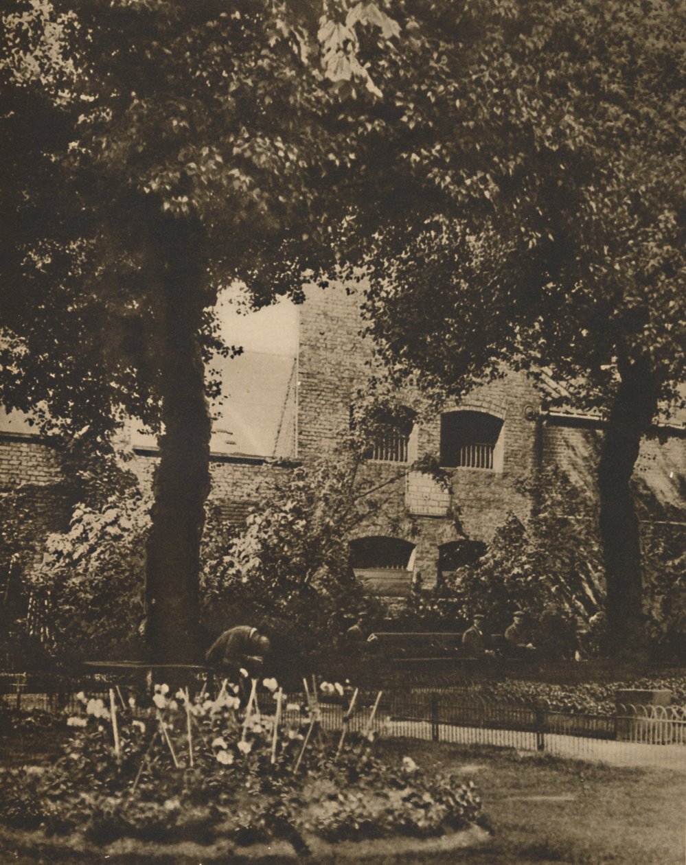 Stedet for Marshalsea-fængslet fra Churchyard of St. Georges, Southwark, c1935. af Taylor