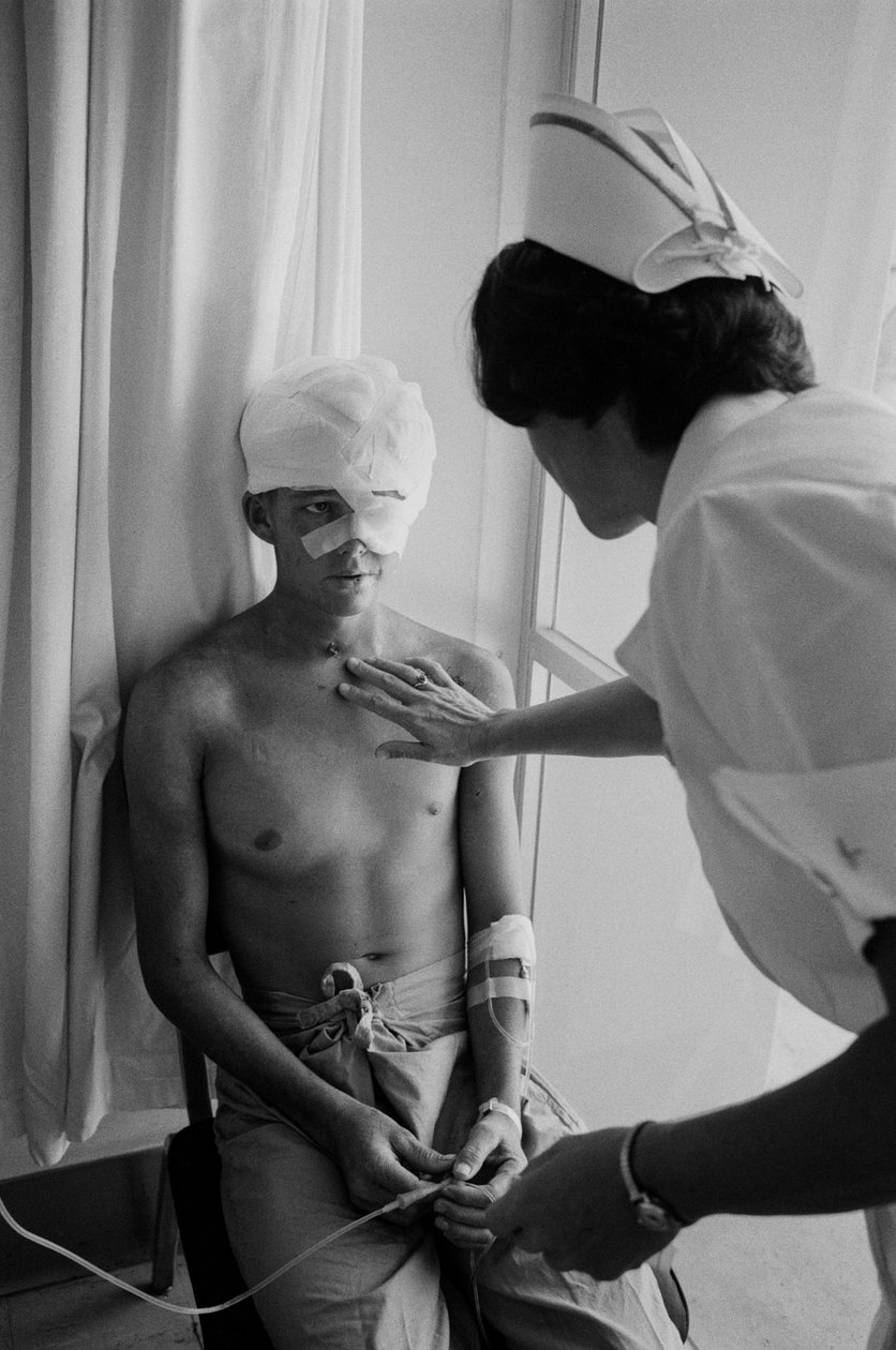 Amerikanske soldater, der er blevet såret i Vietnamkrigen, bliver fløjet til et hospital i Clark A... af Ted Spiegel