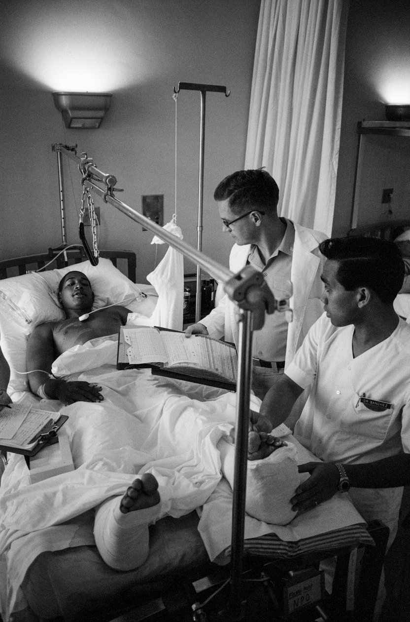Amerikanske soldater, der er blevet såret i Vietnamkrigen, bliver fløjet til et hospital i Clark A... af Ted Spiegel