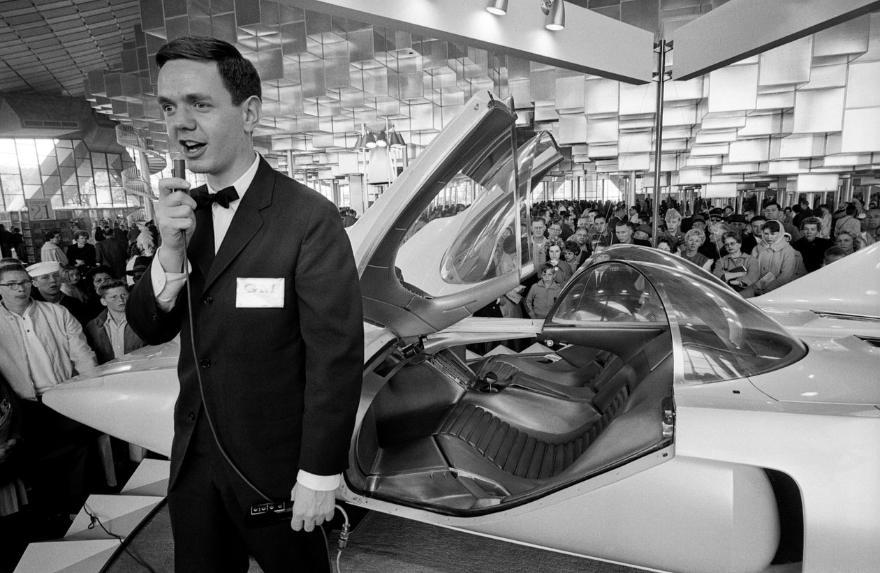 Annoncør med futuristisk Firebird III eksperimentel gasturbinebil på Gener... af Ted Spiegel