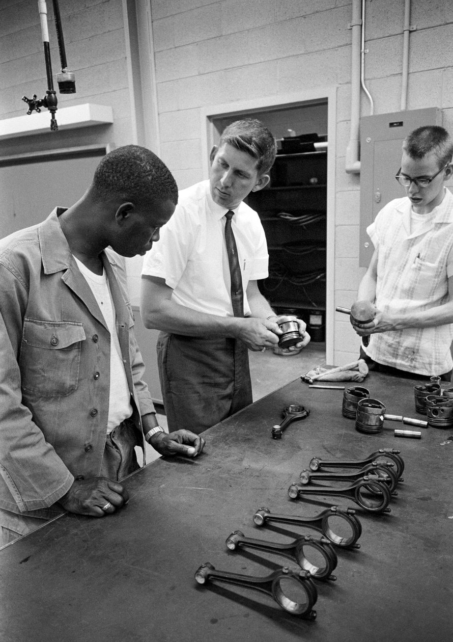 Bilmekanikeruddannelse på North Carolina Industrial Training Centers i 1965... af Ted Spiegel