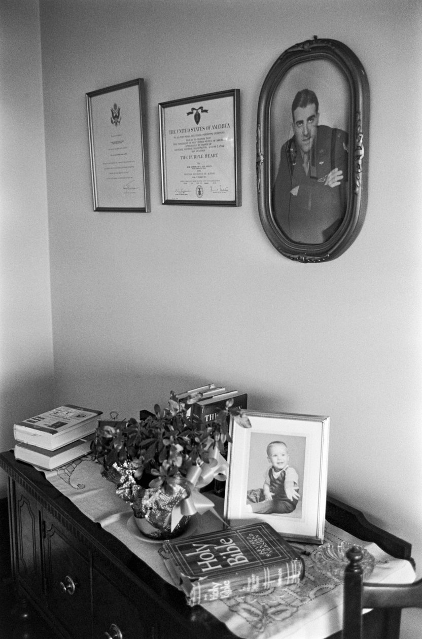 Bibel, familiebilleder og dokumenter i pastor Lincoln Reeds hjem af Ted Spiegel