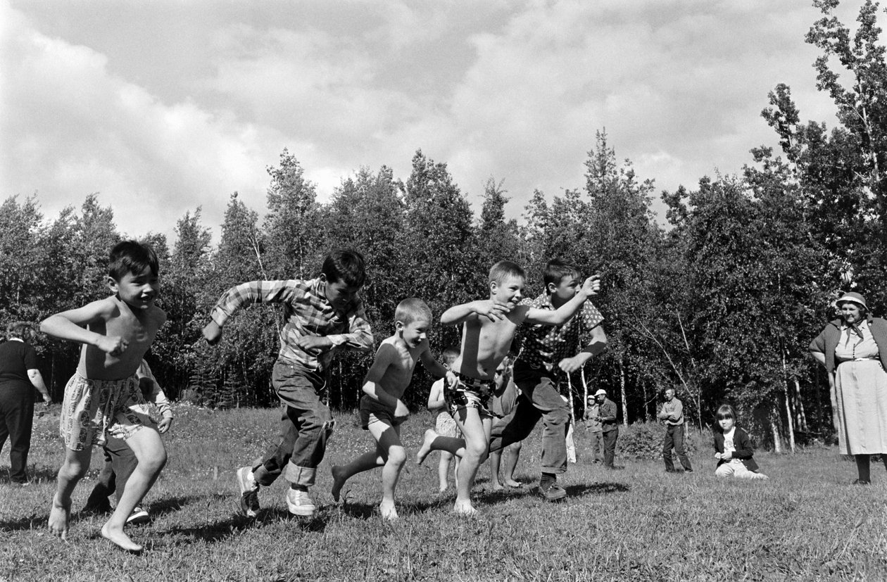 Drenge i fodløb under picnic ved Matanuska-floden i Palmer, Alaska af Ted Spiegel