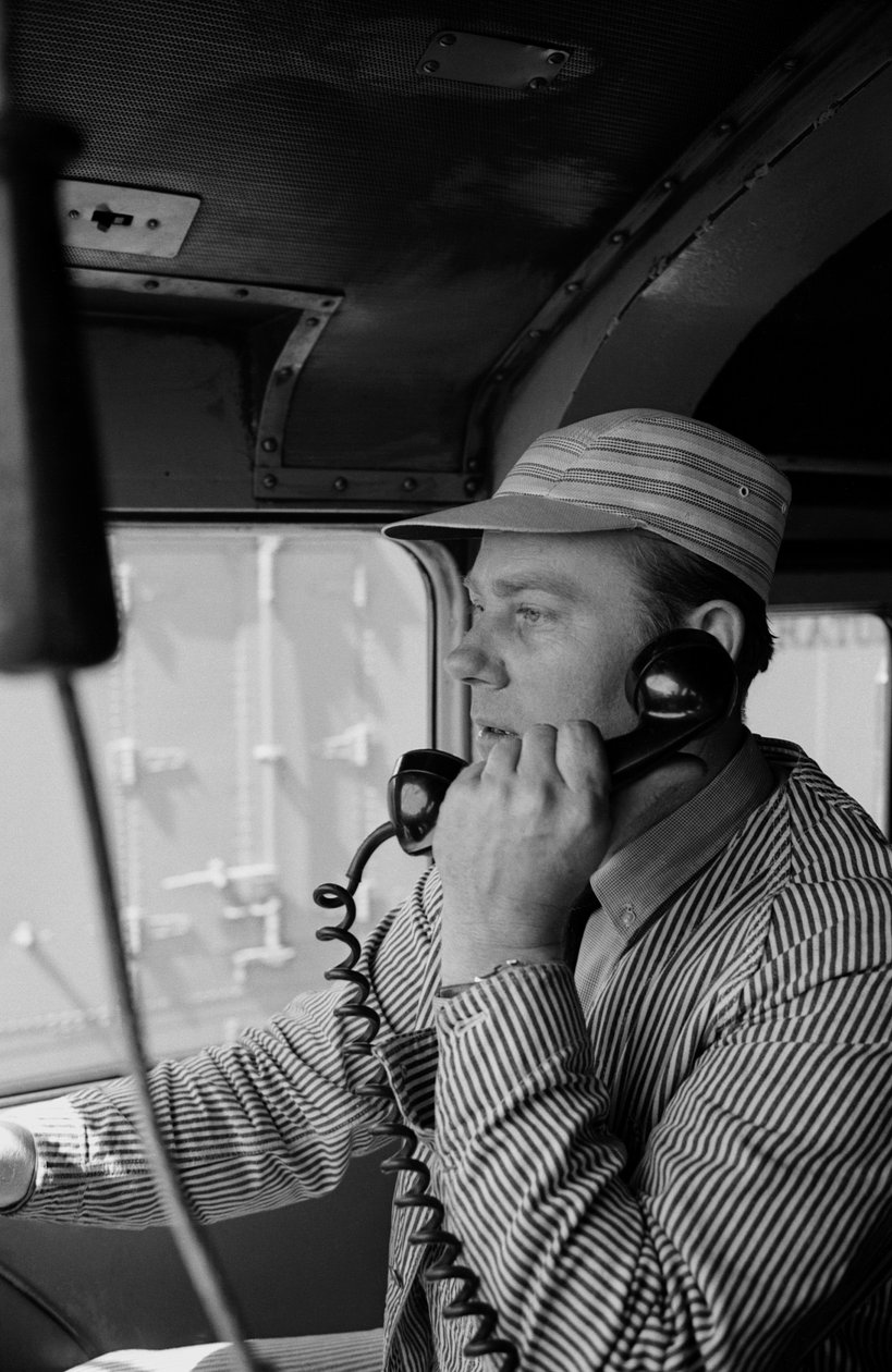 Charles Brockman, ingeniør på Great Northern Railroad, taler i radiotelefon fra... af Ted Spiegel
