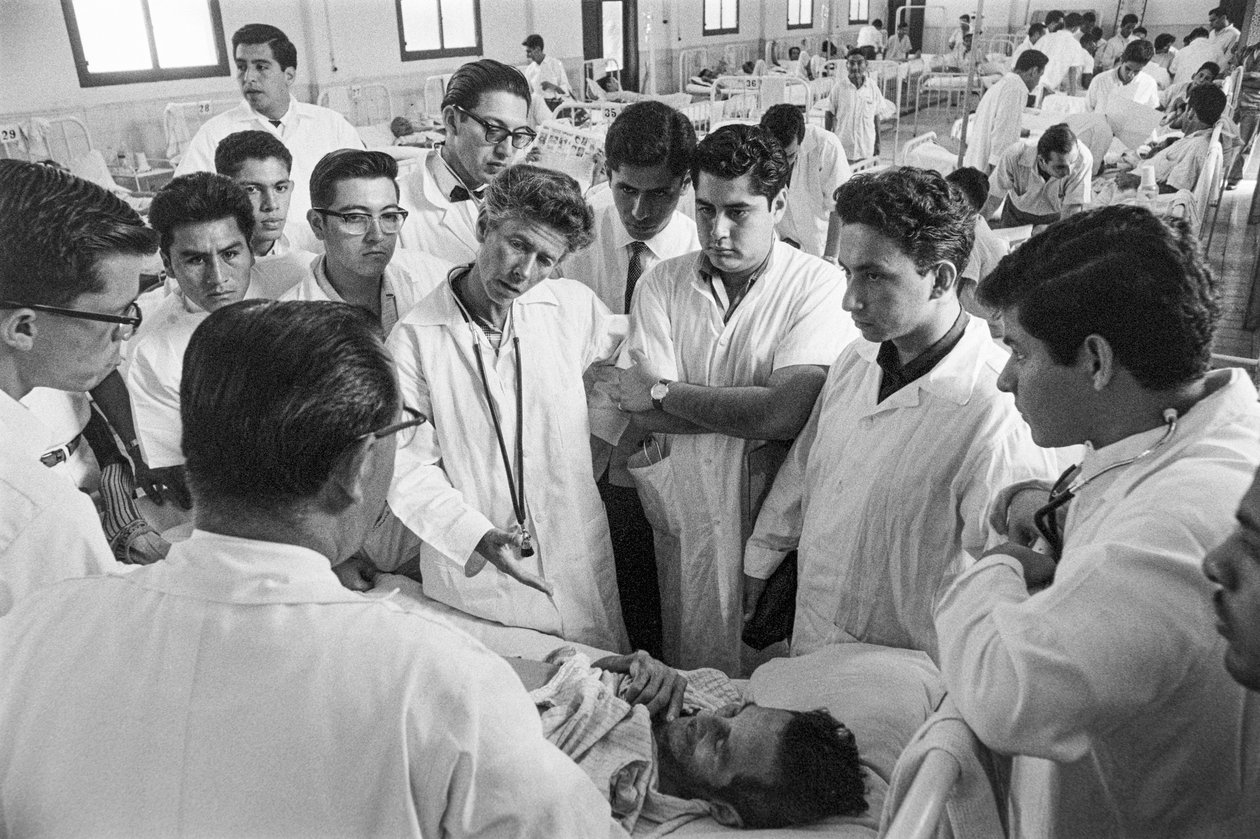 Læge på hospitalsskibet SS Hope af Ted Spiegel