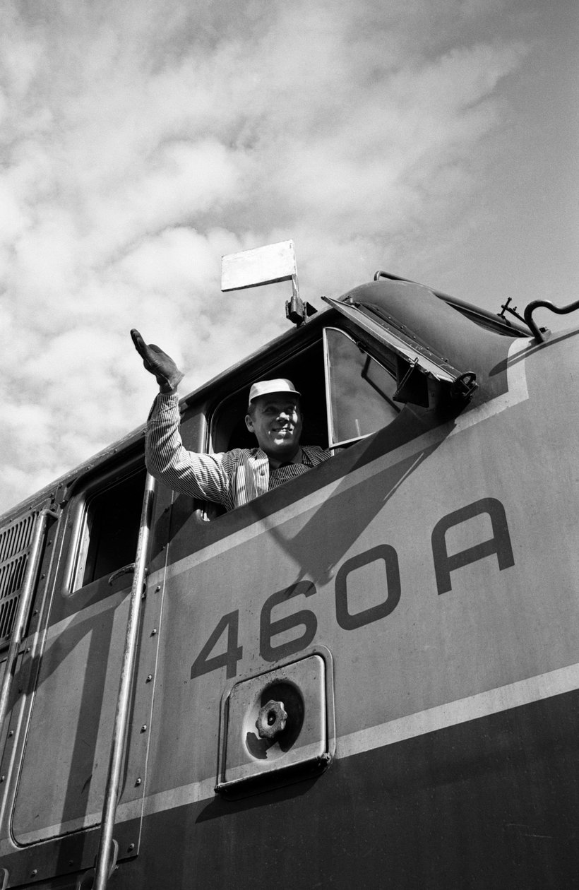 Lokomotivfører fra Great Northern Railroad vinker fra førerhuset på EMD E7-lokomotivet af Ted Spiegel