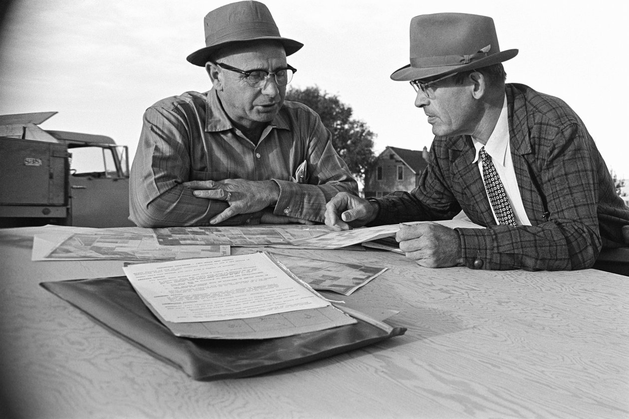 Familiefarmeren Ed Ker på A.M. Ker Ranch dyrker alfalfa- og... af Ted Spiegel