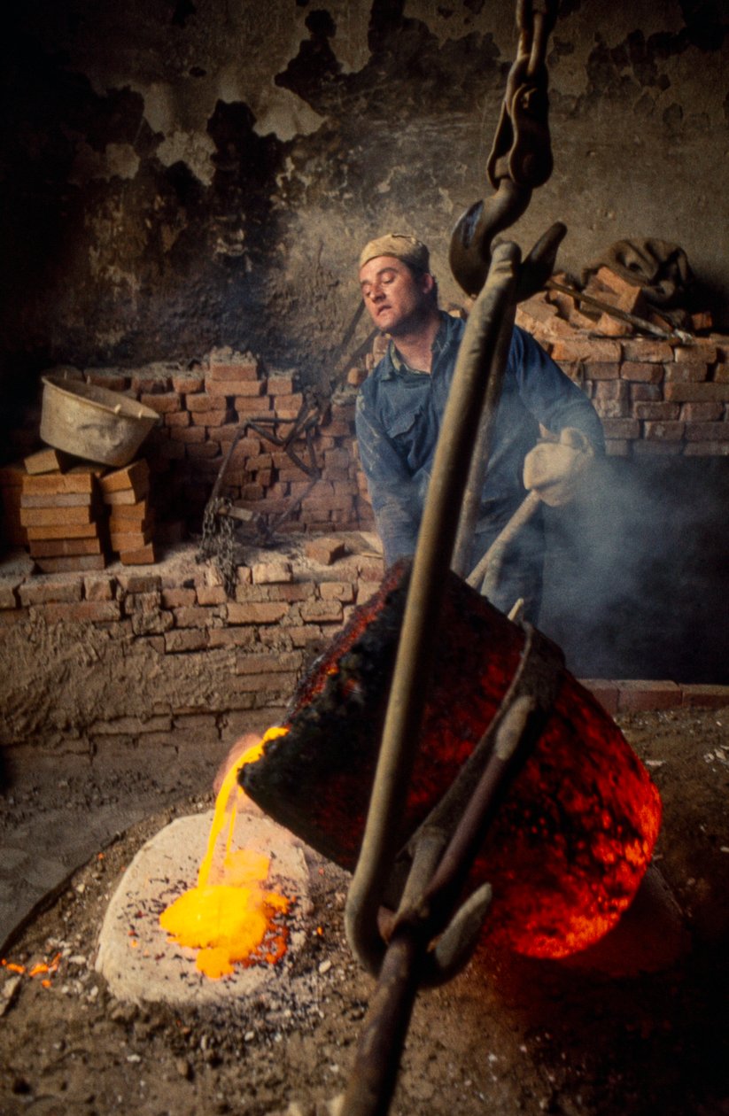 Støberiarbejder, der støber smeltet bronze, Firenze af Ted Spiegel