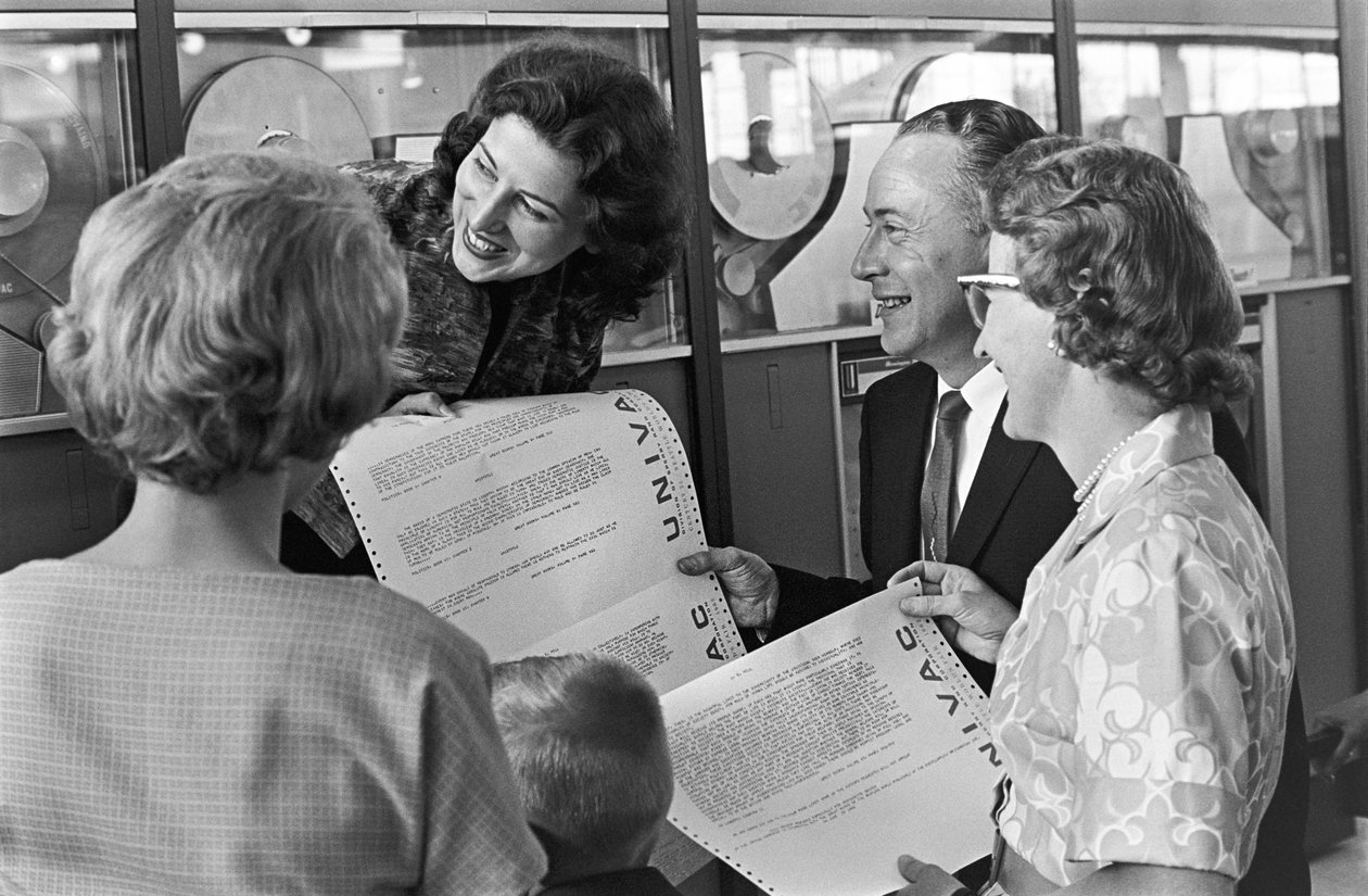 Med udskrifter fra en UNIVAC-computer i hånden besøger familien Vic Pakka fra Denver... af Ted Spiegel