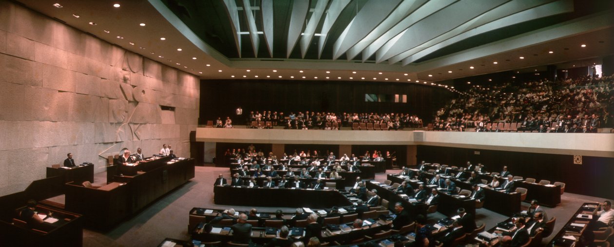 Israels præsident David Ben-Gurion taler til det israelske Knesset. Jerusalem. af Ted Spiegel