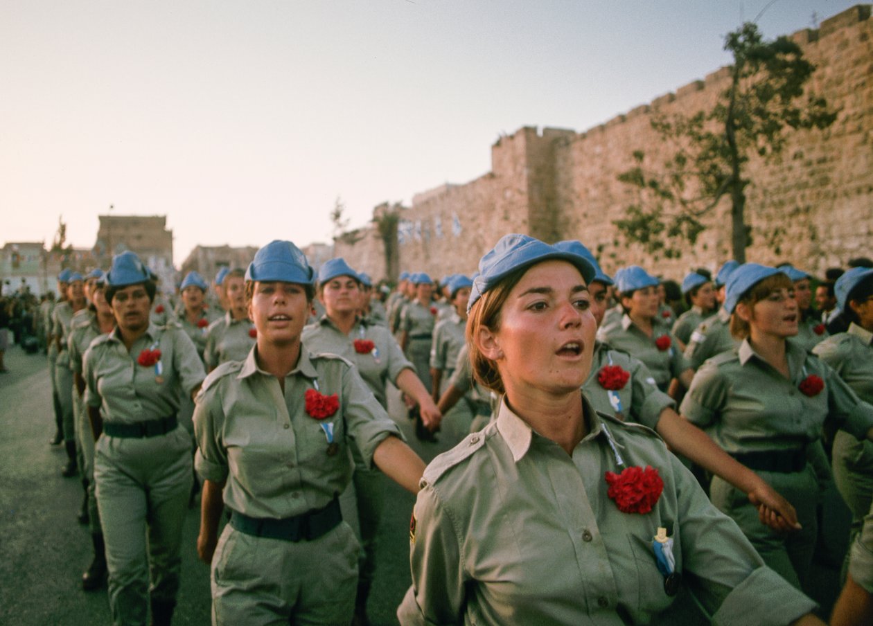 Israelske soldater marcherer forbi Jerusalems gamle bymur i en genoplivning af... af Ted Spiegel