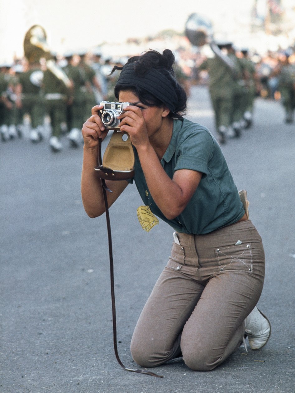 Israelsk kvinde tager et billede af påskens militærparade i Jerusalem. af Ted Spiegel