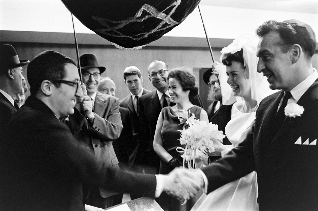 Jødisk vielse foretaget af amerikanske jøder under bryllupsbaldakinen aka chuppah i Seattle af Ted Spiegel