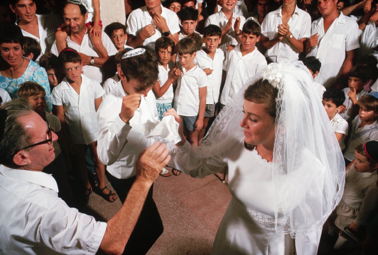 Kibbutzniks danser om brud og brudgom af Ted Spiegel