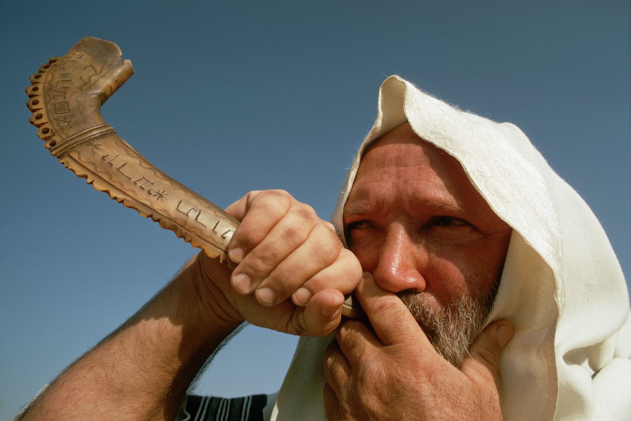 Mand blæser shofar på Yom Kippur af Ted Spiegel