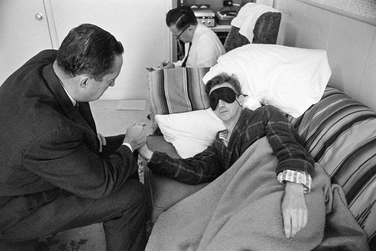 Psykiatrisk patient underkastes psykofarmakologisk behandling og eksperimenter af Ted Spiegel
