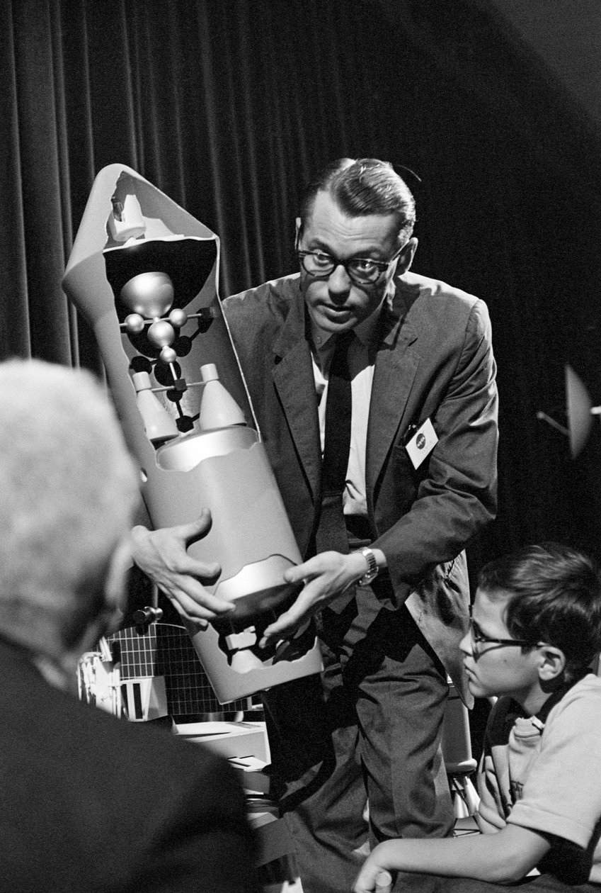 NASA-ingeniør forklarer og viser den indre mekanisme i en raket på verdensudstillingen i Seattle af Ted Spiegel
