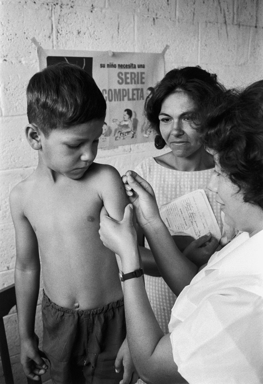 Sygeplejerske vaccinerer en equadoriansk dreng med vaccine på mission fra hospitalsskibet SS Hope af Ted Spiegel