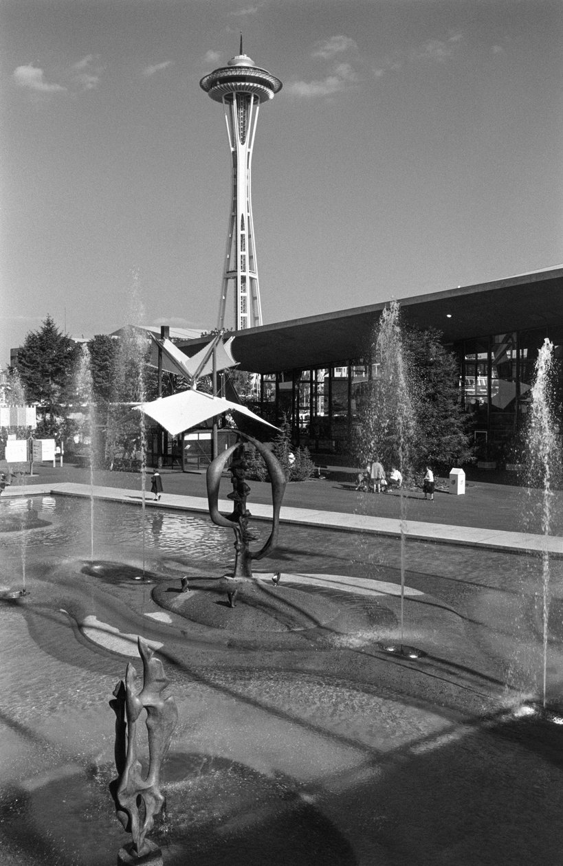 Pool, springvand, skulptur og Space Needle på verdensudstillingen i Seattle af Ted Spiegel