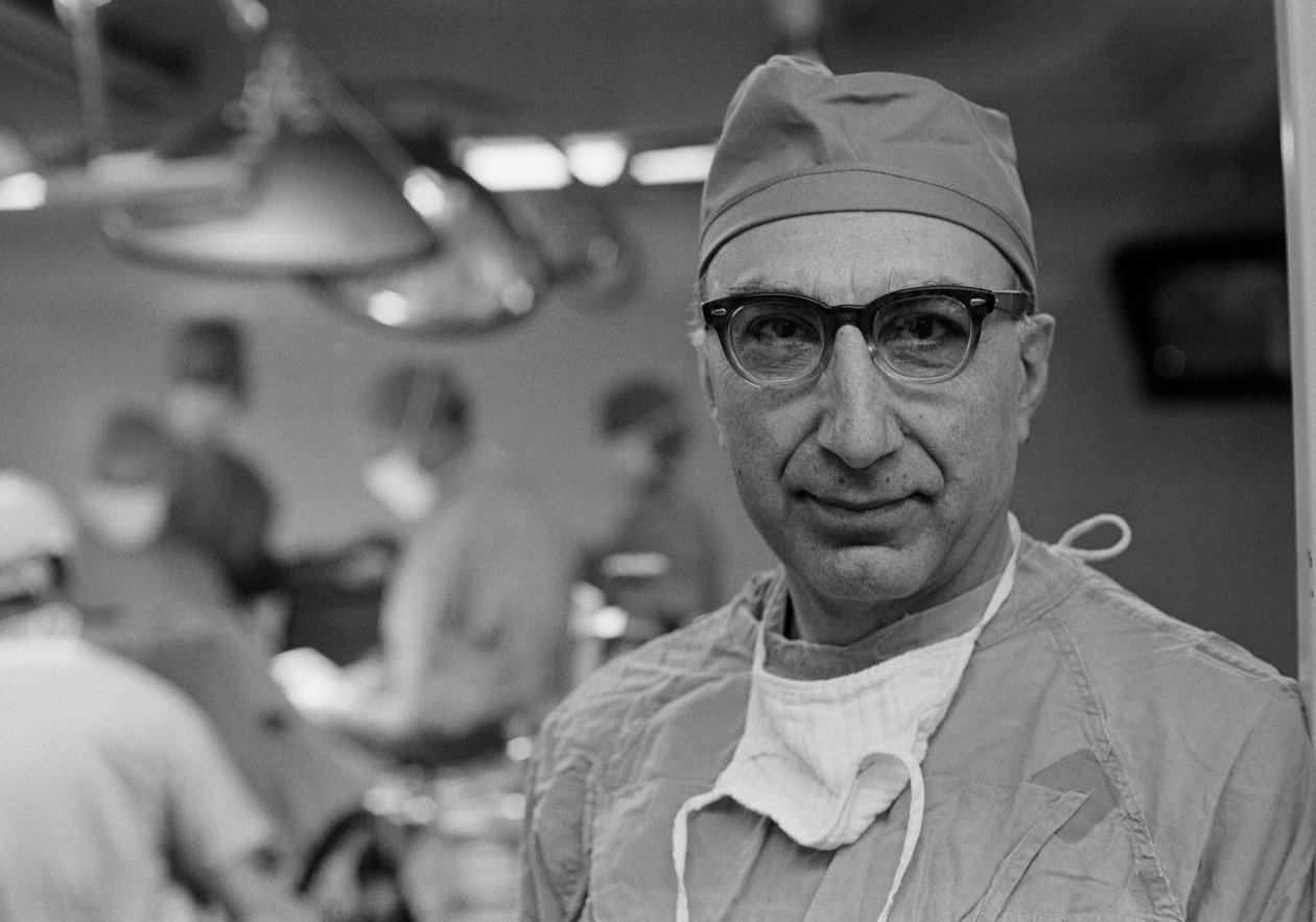 Portræt af Dr. Michael DeBakey, kadiovaskulær kirurg, på Texas Medical Center. af Ted Spiegel