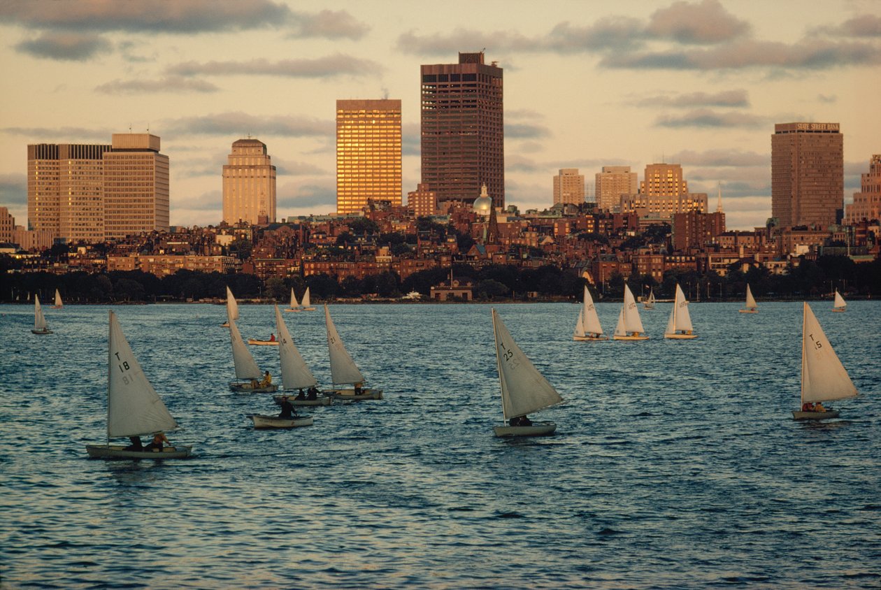 Sejlbåde ved solnedgang i Charles River Basin, nedenfor Beacon Hill. af Ted Spiegel