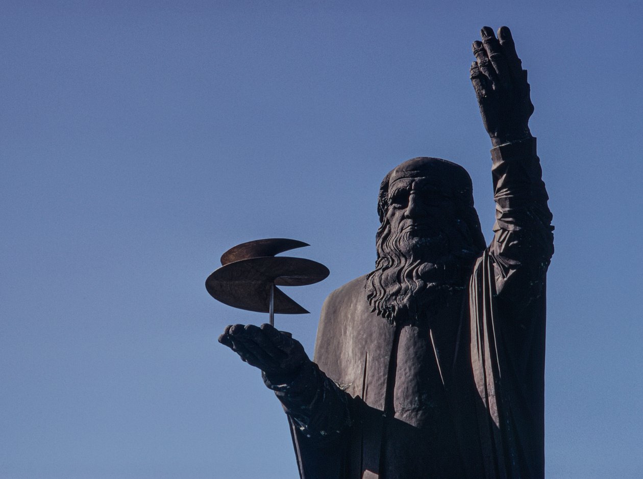 Statue af Leonardo da Vinci, der holder en luftskrue ved Roms Fiumicino-Leonardo da... af Ted Spiegel