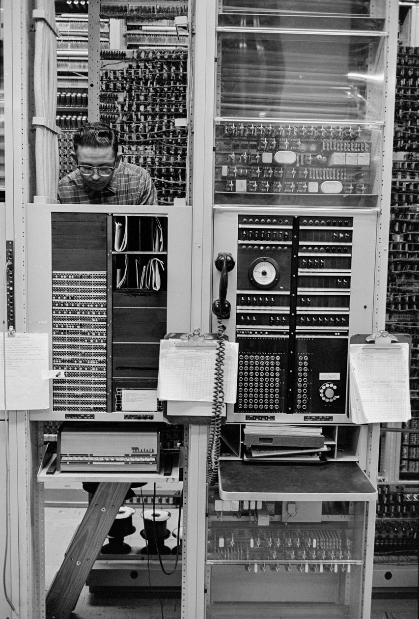 Vedligeholdelse af telefonudstyr hos PacTel aka Pacific Telephone i Bellingham, ... af Ted Spiegel