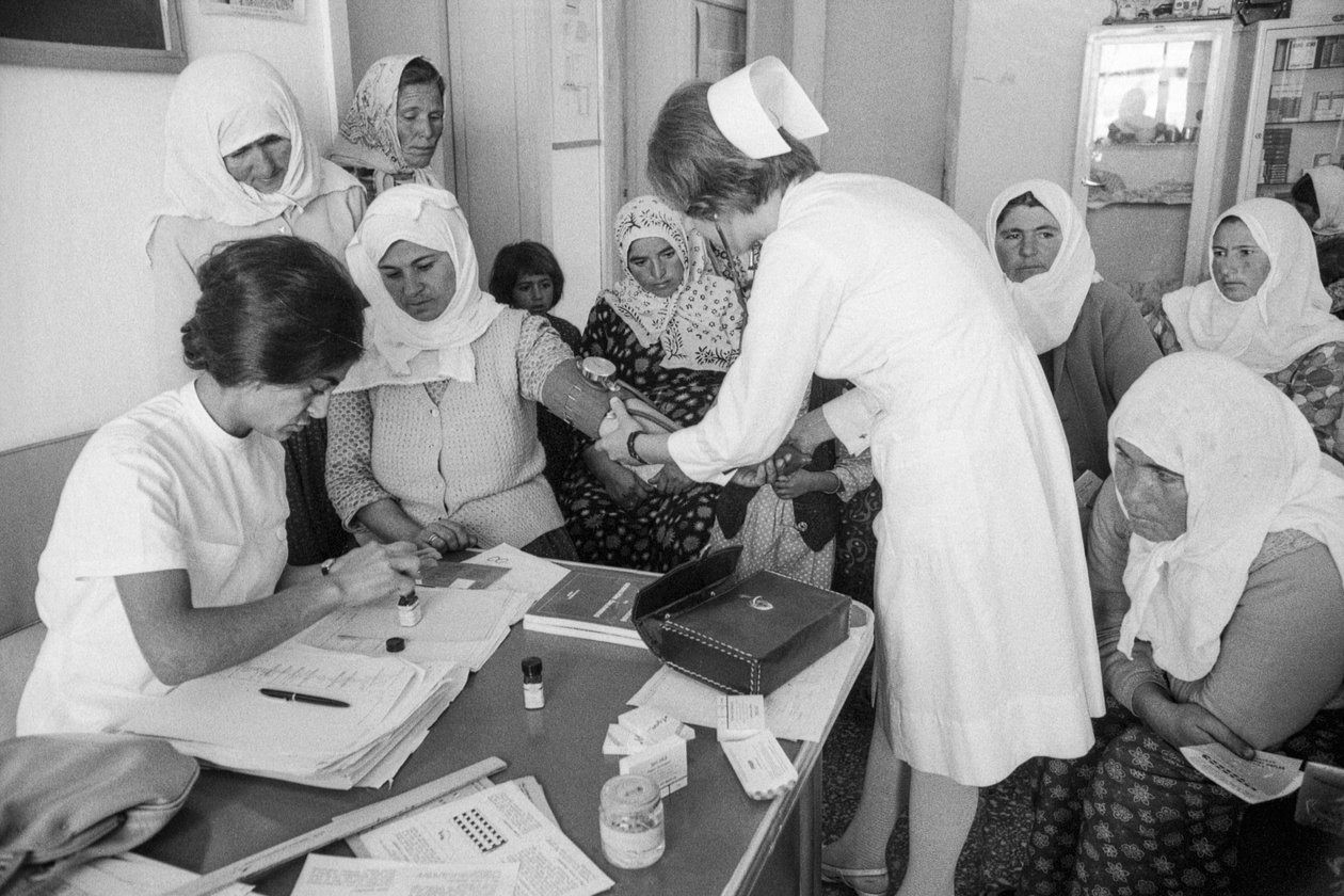 Tyrkiske kvinder, der besøger en klinik, bliver vurderet af sundhedspersonale. af Ted Spiegel