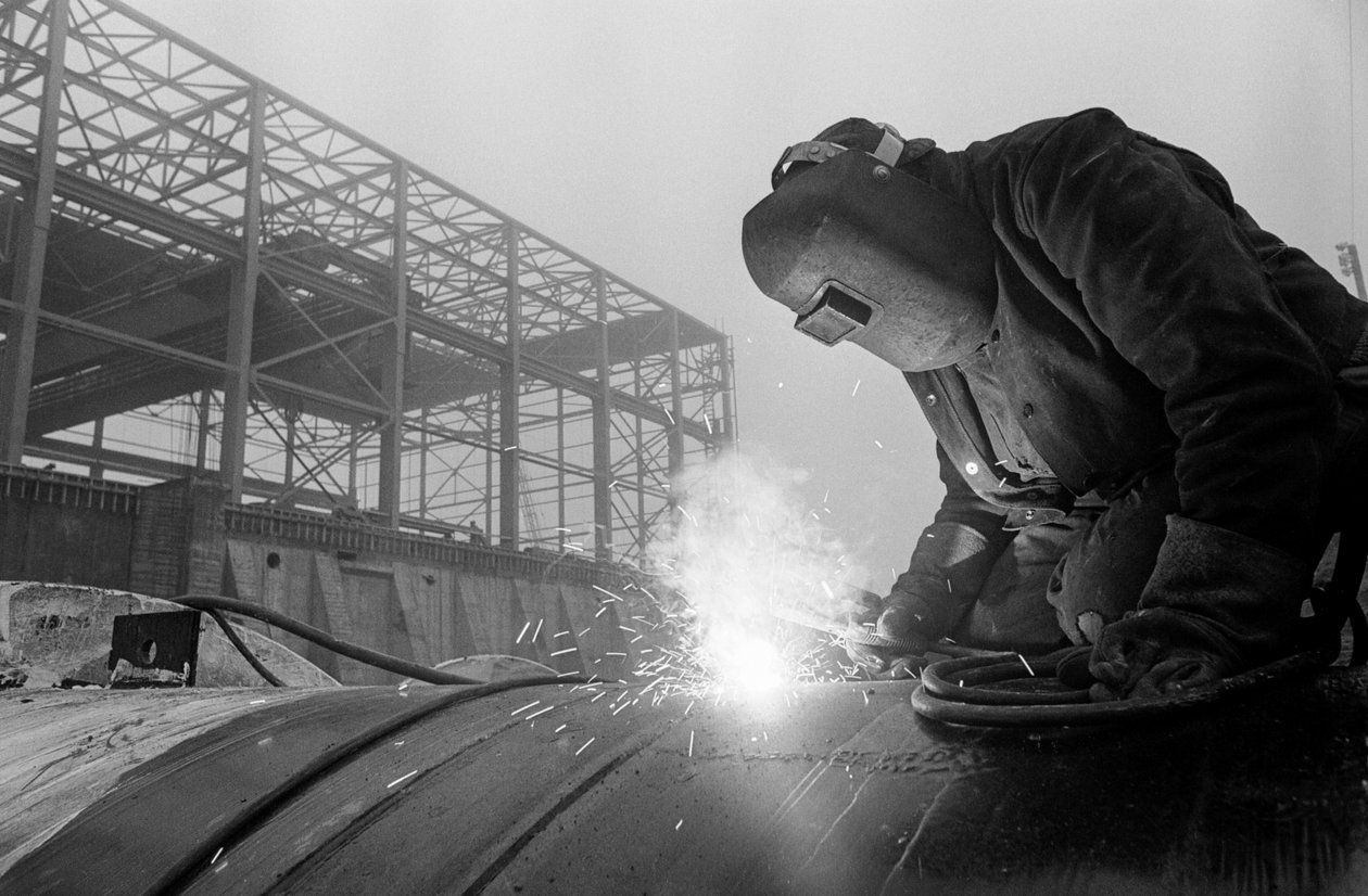 Svejser bruger acetylenbrænder til at svejse industrirør på byggepladsen i Hanfor... af Ted Spiegel