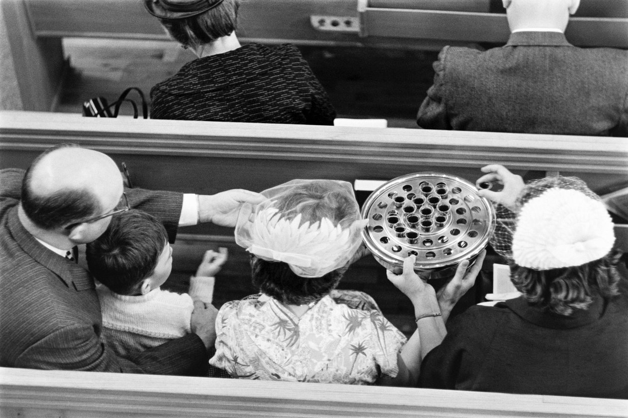 Vin bliver delt ud under nadveren ved en søndagsgudstjeneste i First Congregational Chu... af Ted Spiegel