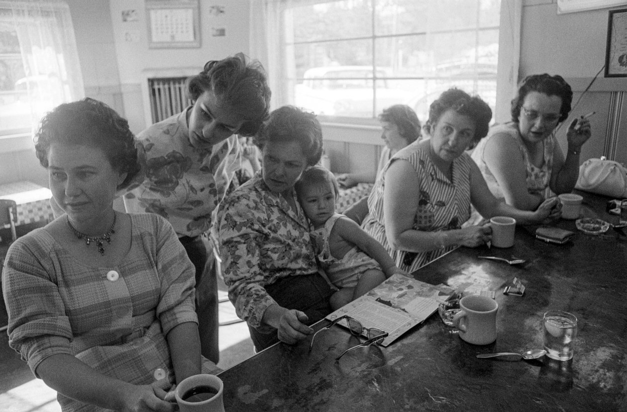 Kvinder ved en disk sludrer over morgenmaden i en diner i Oregon af Ted Spiegel
